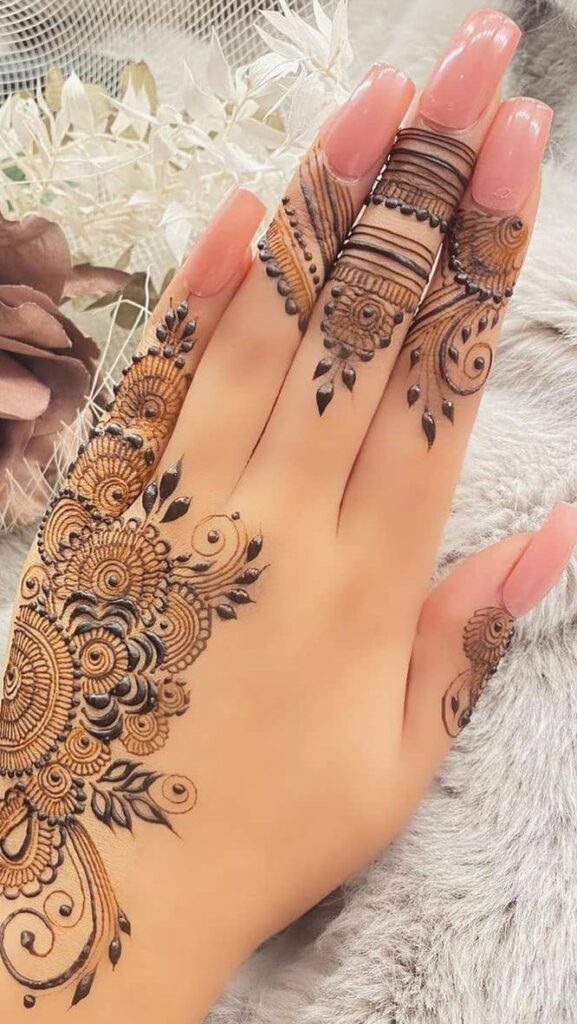 Minimal royal finger mehndi design